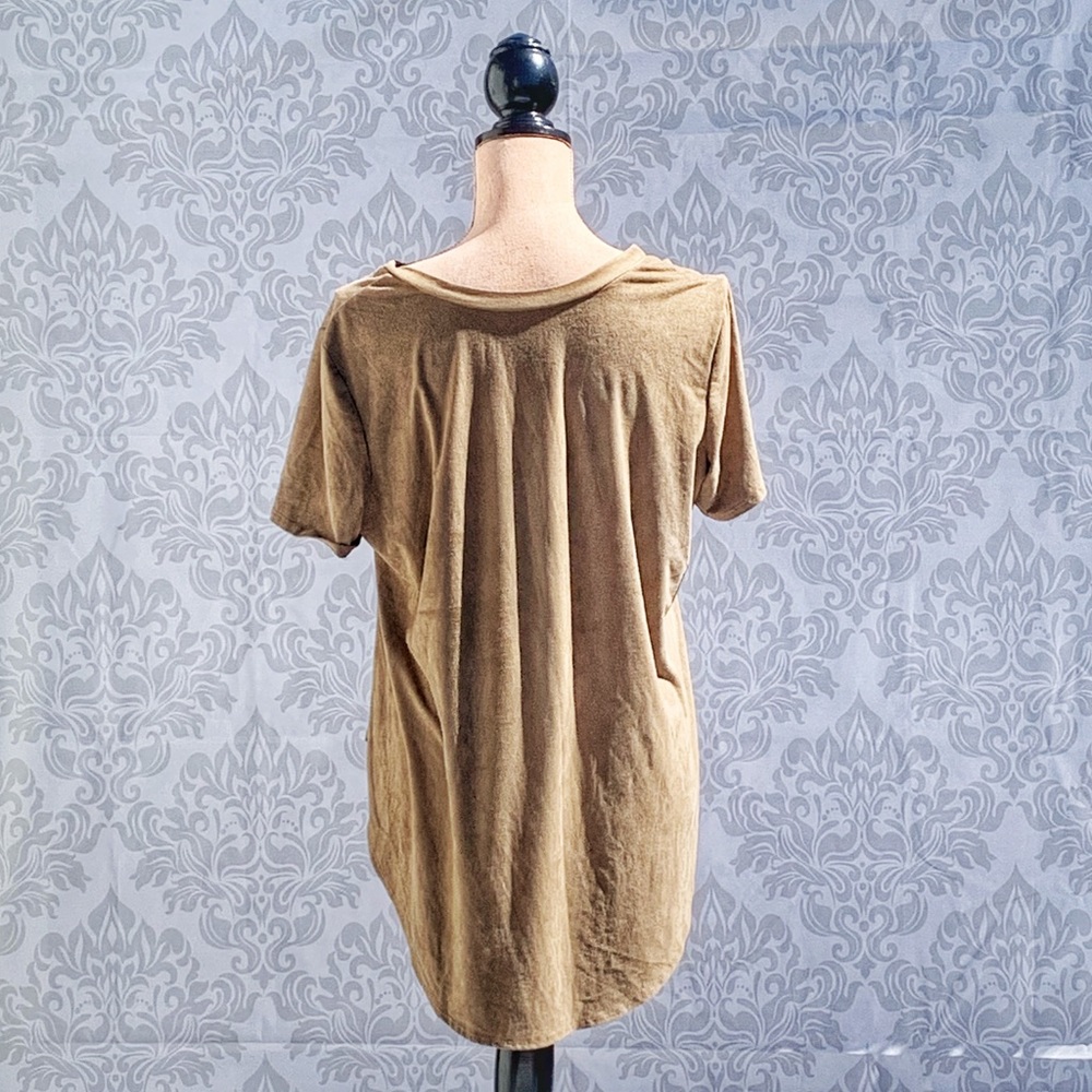 ☀️4/25 Ripe Suede-Look High/Low V-Neck Tee - Picture 2 of 11